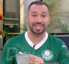 Gil do Vigor com a camisa do Palmeiras.