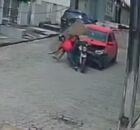 Momento em que carro de guarda municipal arrasta motocicleta.