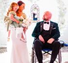 Homem em foto de casamento.