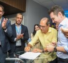 Mano Medeiros e Ministro Jader Filho, assinam os projetos de parceria.