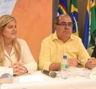 Prefeito Mano Medeiros durante reuni&atilde;o.