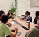 Michele Collins em reuni&atilde;o com representante de &oacute;rg&atilde;os competentes.