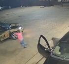 Momento em que mulher sai correndo.