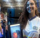 Aluna sendo premiada em Olinda por obra liter&aacute;ria.