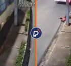 Momento que homem bate em poste, em Olinda.