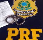 Carro da PRF ap&oacute;s apreens&atilde;o em Pernambuco.