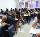 Pessoas fazendo prova. 