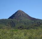 Pico do Cabugi, vulc&atilde;o extinto de 590 m no RN: hist&oacute;ria geol&oacute;gica e natureza preservada em uma s&oacute; paisagem.