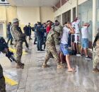 Momento em que pol&iacute;cia detendo torcedores.