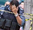 Policial preocupado.