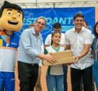 Prefeito Diego Cabral entrega kits escolares.