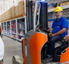 Prefeito Mano Medeiros em visita ao Mix Mateus, em Jaboat&atilde;o.