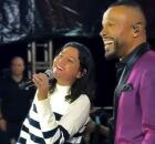 Primeira dama Viviane Facundes cantando ao lado de Alexandre Pires.