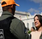 Raquel Lyra e policial militar. 