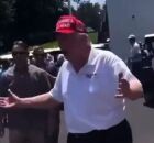 Donald Trump visto indo jogar golfe.