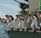 Marinheiros pulando do barco da marinha Brasileira