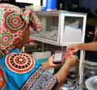 Pessoa com cart&atilde;o do BNB.