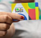 Mulher segurando cart&atilde;o do Bolsa Fam&iacute;lia.