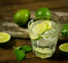 Caipirinha servida no copo: s&iacute;mbolo nacional com origem disputada.