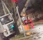 Caminh&atilde;o que colidiu em poste na Abdias de Carvalho.