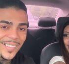 Casal de influenciadores em carro de luxo.