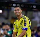 CR7 em campo com a camisa do Al-Nassr.