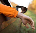 Dirigir com o bra&ccedil;o para fora do carro, comum nos anos 90, virou infra&ccedil;&atilde;o grave. 