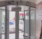 Porta girat&oacute;ria instalada por dono de loja.