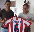 Douglas Santos recebe camisa do N&aacute;utico de Kuki.