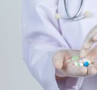 Enfermeiro segurando medica&ccedil;&atilde;o