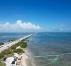 A Overseas Highway liga Miami a Key West e &eacute; considerada uma das estradas mais bonitas do mundo, atravessando 182 km sobre o mar.