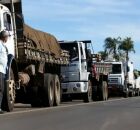 Caminhoneiro na estrada: novas regras de tr&acirc;nsito ampliam pontos tolerados na CNH e trazem curso preventivo para evitar suspens&atilde;o.