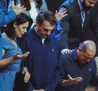 Bolsonaro recebendo ora&ccedil;&atilde;o.