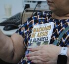 Senhora na Funape durante clube de leitura.