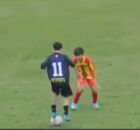 Garoto de 12 anos sobre na bola com os dois p&eacute;s.