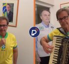 Gilson Machado toca sanfona e canta Hino Nacional.