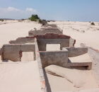 Hotel abandonado na Praia do Cassino &eacute; tomado pela areia.