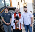 C&eacute;sar Ramos em expedi&ccedil;&atilde;o de tratores no centro de Igarass&uacute; com Padre Josivan e Frederico Petribu (diretor-presidente da S&atilde;o Jos&eacute; Agroindustrial)