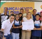 Prefeito Mano Medeiros e Andr&eacute;a Medeiros, coordenadora do Programa de Pol&iacute;ticas Sociais, entregam ordem de servi&ccedil;o assinada &agrave; popula&ccedil;&atilde;o.