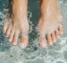 Saiba como lavar os p&eacute;s com bicarbonato e sal grosso proporciona al&iacute;vio.