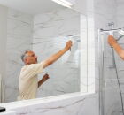 Descubra a receita caseira de um qu&iacute;mico para manter o box do banheiro brilhando. 