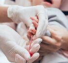 M&atilde;e fere enfermeira com agulha contaminada por HIV ap&oacute;s acusar profissional de m&aacute; conduta com beb&ecirc;