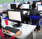 Pessoas em computadores.