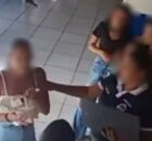 Momento em que menina retorna do banheiro agredida.