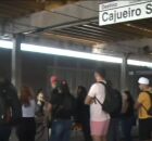 Usu&aacute;rios do metr&ocirc; do Recife na esta&ccedil;&atilde;o Cajueiro Seco.