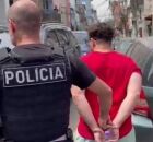 Minotauro sendo preso pela pol&iacute;cia.