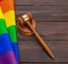 Martelo da justi&ccedil;a e bandeira homossexual.