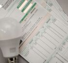 Conta de luz da Neoenergia com l&acirc;mpada ao lado.