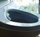 Vaso sanit&aacute;rio inteligente, que substitui o papel higi&ecirc;nico por lavagem com jato de &aacute;gua, tend&ecirc;ncia ecol&oacute;gica de 2025.