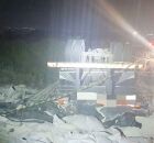 Caminh&atilde;o carregado com farinha ap&oacute;s tombar em BR de Pernambuco.